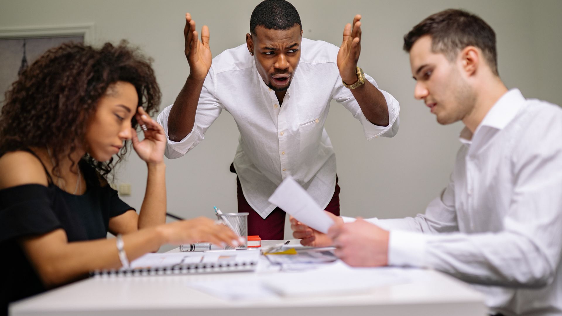 Collègue toxique : que faire sans aggraver le conflit ?