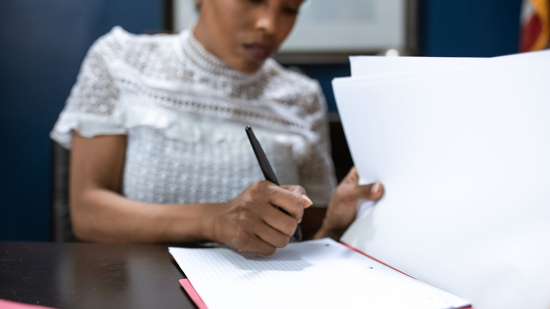 Quel est vraiment le salaire d’une adjointe au maire en France ?